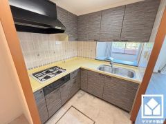 キッチンはカウンター付きの対面式。配膳や片付けがしやすく、お料理中でもお子様の様子が分かって安心です。