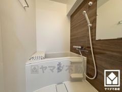 1日の疲れを癒す浴室でゆったりリフレッシュ。ナチュラルな木目調のアクセントパネルは落ち着いた雰囲気を演出してくれます。