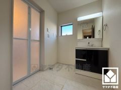 収納付きでスッキリお使い頂ける3面鏡の洗面台です。洗面ボウルが広めなので、忙しい朝でも身支度がしやすく時短になります。