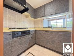 作業動線が最短距離で効率良く動けるL型キッチン。コーナー部分の作業スペースをより広く確保できているのも魅力です。