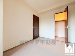 ウォークインクローゼット付きの洋室で整理整頓しやすいです。