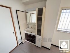 収納付きでスッキリお使い頂ける3階の洗面台です。洗面ボウルが広めなので、忙しい朝でも身支度がしやすく時短になります。