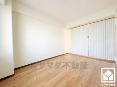 約6帖の洋室です。約6帖の北側和室と隣接しており、一体利用も可能です。