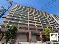 陽光に映える美しい外観。街並みに馴染みながらも、ひときわ目を引く存在感。