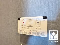 温水洗浄便座付きで、季節を問わずいつでも温かい便座をお使いいただけます。