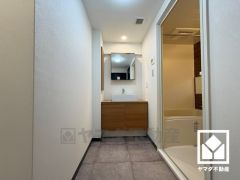 小さなお子様のお風呂上りもこのスペースがあればゆったりとして頂けます。室内洗濯機置場がございますので、天候に左右されず洗濯していただけます。