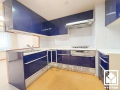 カウンターキッチンなので配膳や片付けがしやすく、お料理中でもお子様の様子が分かって安心です。L型なので作業動線が最短距離で効率良く動けます。