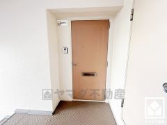 シンプルで洗練された玄関デザイン。帰るたびにホッとできる、心地よい住まいの入り口。