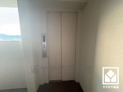 スムーズな移動を叶えるエレベーター。忙しい朝も快適に、ストレスフリーな暮らしをサポート。