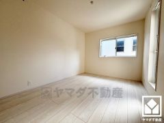 約6帖の2階洋室です。全室2面採光以上。明るい陽光がたっぷり差し込む心地よい生活空間です。