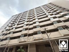 収納力豊富なウォークインクローゼット付き。お洋服はもちろん、スーツケースなどの大物もしっかり収納できます。