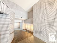 上質な素材と洗練されたデザインが織りなすエントランス。住まう人の誇りを感じさせる、優雅な迎えの空間。