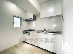 キッチンは空間を有効活用できる壁付けタイプ。キッチン横には窓がございますので、昼間は手元が明るく、お料理がはかどります。