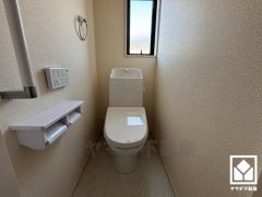 明るく清潔感溢れるトイレです。2連トイレットペーパーホルダーなのでお取替えの手間が軽減できます。