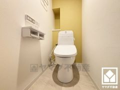 明るく清潔感溢れるトイレです。温水洗浄便座付きで、季節を問わずいつでも温かい便座をお使いいただけます。