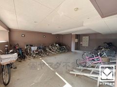屋内駐輪場なので、雨や風、直射日光から自転車を守ることができます。