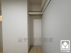 オープンクローゼットは奥行きがあるので、収納力も申し分ありません。