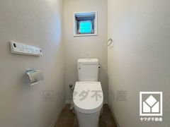 明るく清潔感溢れるトイレです。温水洗浄便座付きで、季節を問わずいつでも温かい便座をお使いいただけます。