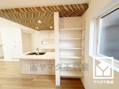 パントリーやリビング・階段下収納など収納スペースが多数あり、住空間を広々お使いいただけます。