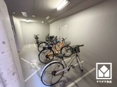 屋内駐輪場なので、雨や風、直射日光から自転車を守ることができます。（年額3600円）