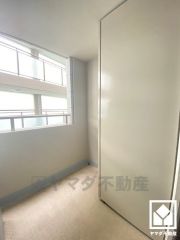 南西・北東両面バルコニーで陽当たり、風通し良好。奥行きのあるインナーバルコニーなので急な雨の日も安心です。