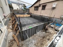 キッチン横には窓がございますので、昼間は手元が明るく、お料理がはかどります。