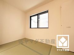 リビングには陽光がたっぷり差し込む約3.5帖の畳コーナーがございます。温かみのある畳のスッキリとしたデザインが、暮らしを心地よく彩ります。