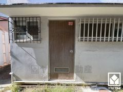 キッチン横には勝手口があり、換気やゴミ出しなどに便利です。昼間は手元が明るく、お料理がはかどります。