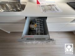 毎日の家事の負担を軽減でき、水道代の節約にもなる食器洗乾燥機付き。