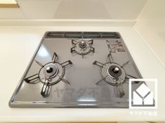 毎日の料理がもっとスムーズになる、便利な3口コンロ付き。