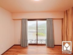 約6.4帖の洋室です。全居室に窓がございます。明るい陽光がたっぷり差し込む心地よい生活空間です。