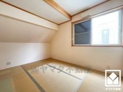 陽光がたっぷり差し込む洗練された和室。温かみのある畳のスッキリとしたデザインが、暮らしを心地よく彩ります。（リフォーム前の写真です）