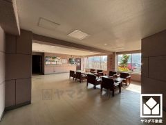 ゆったりとしたロビーが、住まう人の憩いの場に。落ち着いた空間で、ほっと一息つける時間を。