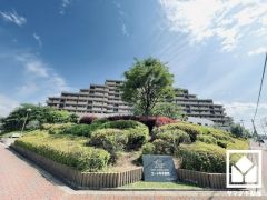 重厚感のあるファサードが、洗練された暮らしを予感させる。品格あるデザインが魅力のマンション。