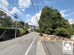 「セブンイレブン西宮樋之池町店」まで徒歩11分、「関西スーパー苦楽園店」まで徒歩12分など、お買い物施設が徒歩圏内に複数あり便利な住環境です。