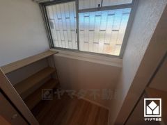 キッチン横にはパントリーがございます。まとめ買いしても心配要らずの収納力です。