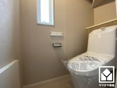 明るく清潔感溢れるトイレです。トイレットペーパーのストックや消耗品置き場、小物置きなどとしてもお使いいただける棚がございます。