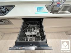 毎日の家事の負担を軽減でき、水道代の節約にもなる食器洗乾燥機付き。
