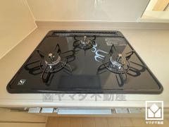 家族のごはん作りがはかどる。同時調理ができる3口コンロ付き。