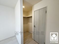 全居室にウォークインクローゼットがございますので、お部屋の広さを最大限に活用できます。お洋服はもちろん、スーツケースなどの大物もしっかり収納できます。