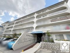 キッチンは同時調理ができる3口コンロ付きで、家族のごはん作りもはかどります。