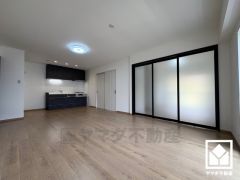 広々16帖のLDKが魅力。家族全員がリラックスできる、広々とした快適リビングで温かい団らんの時間を。