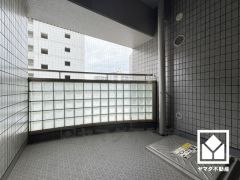 南側・西側の2面バルコニーで陽当たり、風通し良好。10階建て9階部分のため、開放的な景色が広がります。