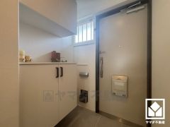 白を基調とした明るい玄関で、毎日を爽やかにスタート。帰るたびにホッとできる、心地よい住まいの入り口。