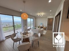 15階建て7階部分で眺望良好。海・ヨットハーバーが広がる美しい景観をぜひご堪能ください。夏にはバルコニーから花火もご覧いただけます。