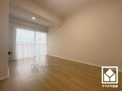 約5.9帖の洋室です。全居室に窓がございます。明るい陽光がたっぷり差し込む心地よい生活空間です。