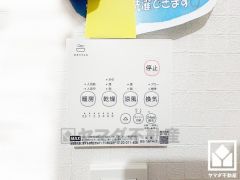 浴室暖房乾燥機付き。真冬の寒い浴室を暖かく、また雨の日の洗濯物の乾燥にと多用途に活躍する機能です。