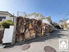 阪急バス「苦楽園五番町」停まで徒歩2分の立地。バスが利用しやすく、JR芦屋駅方面や、阪急夙川駅方面へのアクセスも良好です。