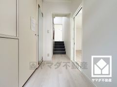 シンプルで洗練された玄関スペース。帰るたびにホッとできる、心地よい住まいの入り口。