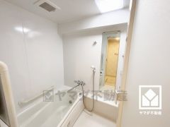 ゆったり足が伸ばせるので、毎日の疲れを癒やすバスタイムを実現。清潔感あふれる空間で、1日の疲れをリフレッシュ。手すりつきなので入浴が楽になります。